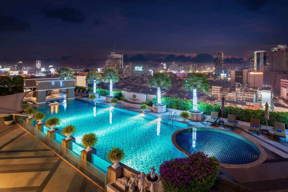 Swimming pool [outdoor]