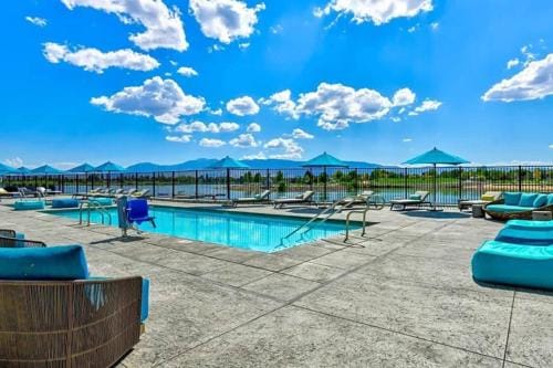 Designer Apt  with Jacuzzi  Pool   Mountain Views Hotel in Sparks