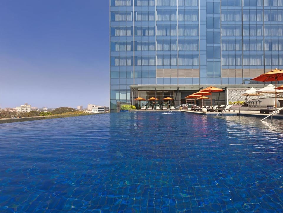 Swimming pool [outdoor]