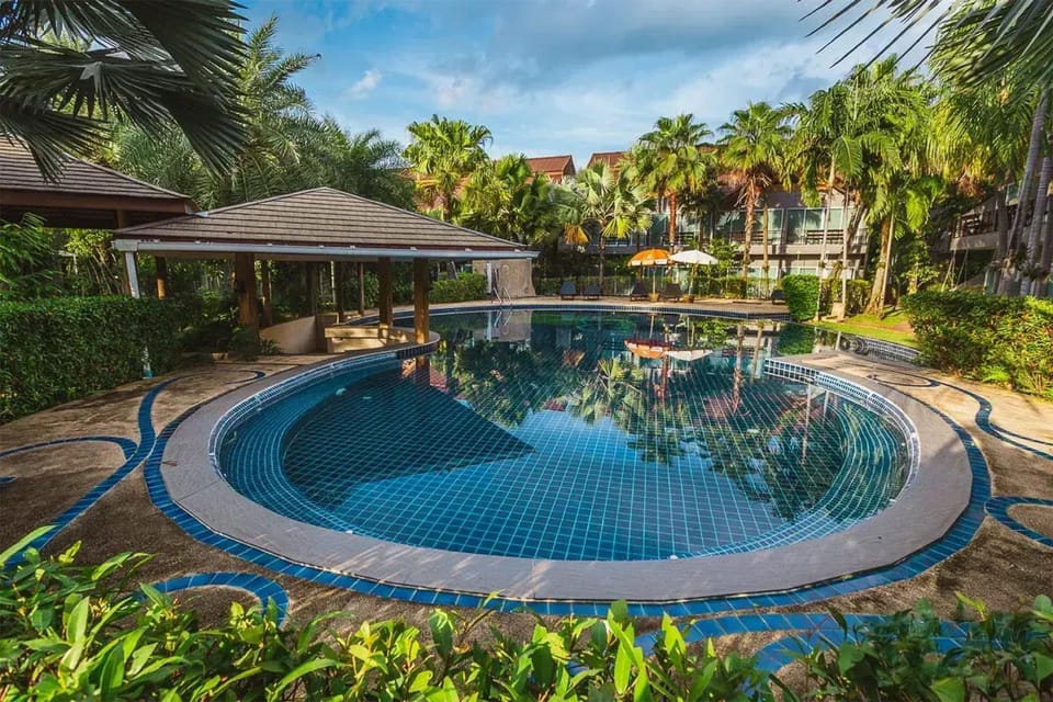 Swimming pool [outdoor]
