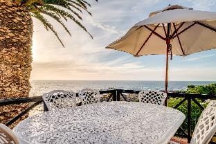 Colonial-style Apartment w Views   Pool Area  CBT Lodge Hotel in Camps Bay