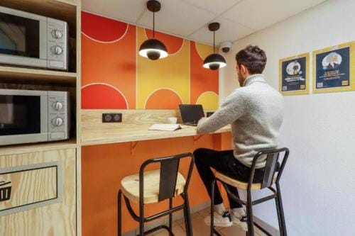 Chambre chez l'habitant Chatillon dans appartement partage avec d'autres visiteurs et espace journee Hotel in Malakoff