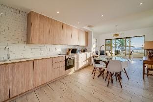 Beautiful Lock up   go w Ocean Views  Sundowner Views Hotel in Sea Point