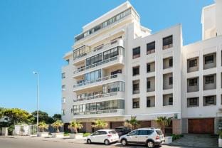 Beautiful Lock up   go w Ocean Views  Sundowner Views Hotel in Sea Point