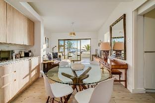 Beautiful Lock up   go w Ocean Views  Sundowner Views Hotel in Sea Point