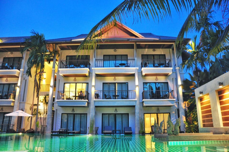 Swimming pool [outdoor]