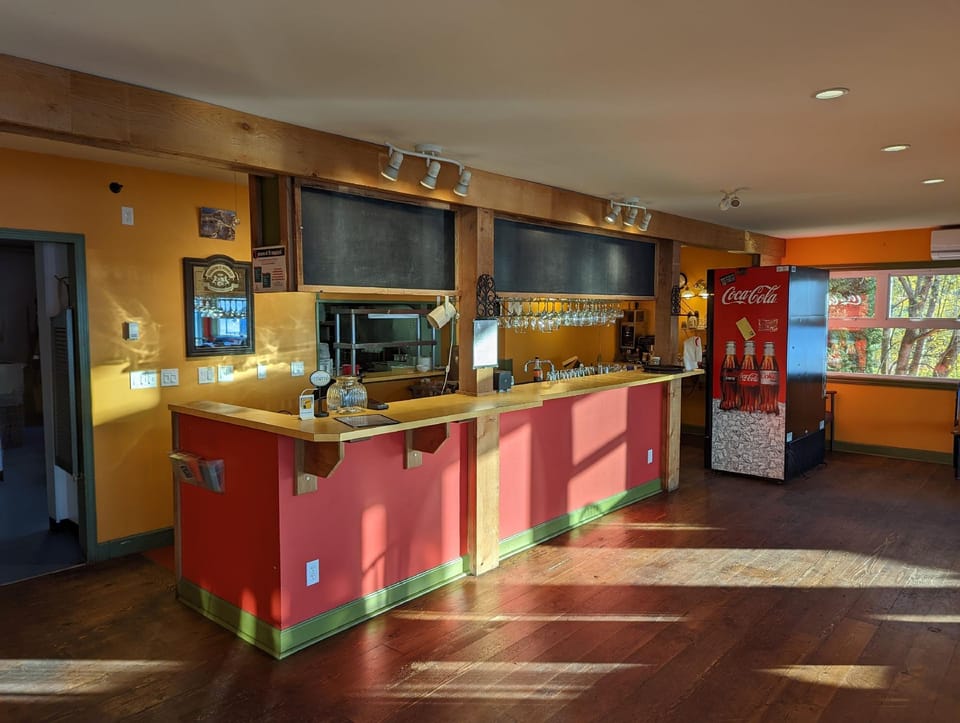 Gordie s Restaurant Lounge Inn Hotel in Vancouver Island