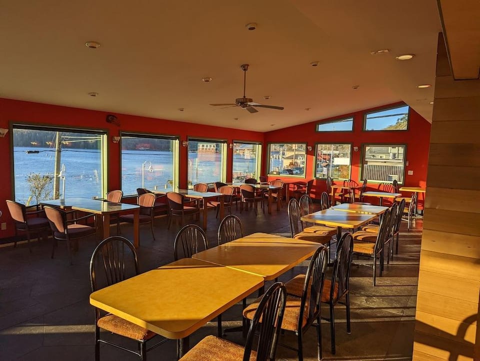 Gordie s Restaurant Lounge Inn Hotel in Vancouver Island