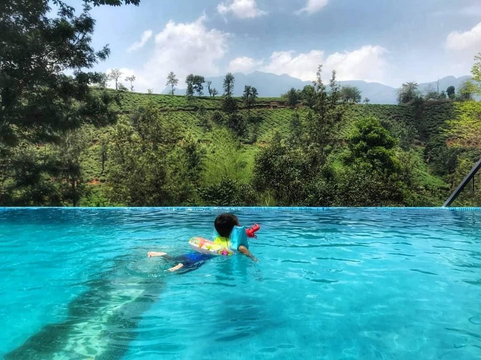 Swimming pool [outdoor]