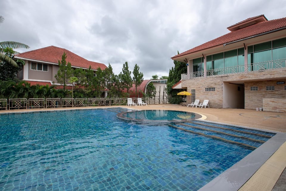 Swimming pool [outdoor]