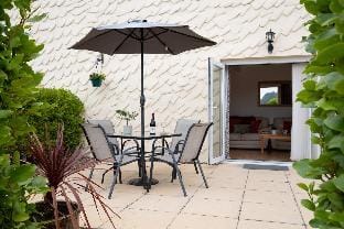 St Helens Apartment 2 - Short Walk to Beach Hotel in Amroth