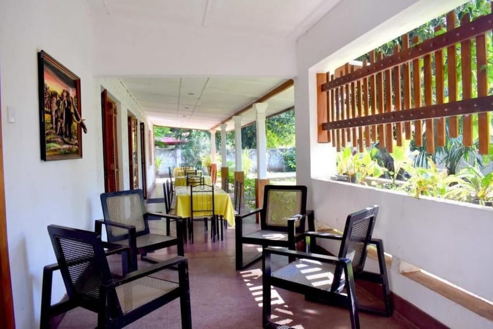 Hotel Lakeside Hotel in Sri Lanka