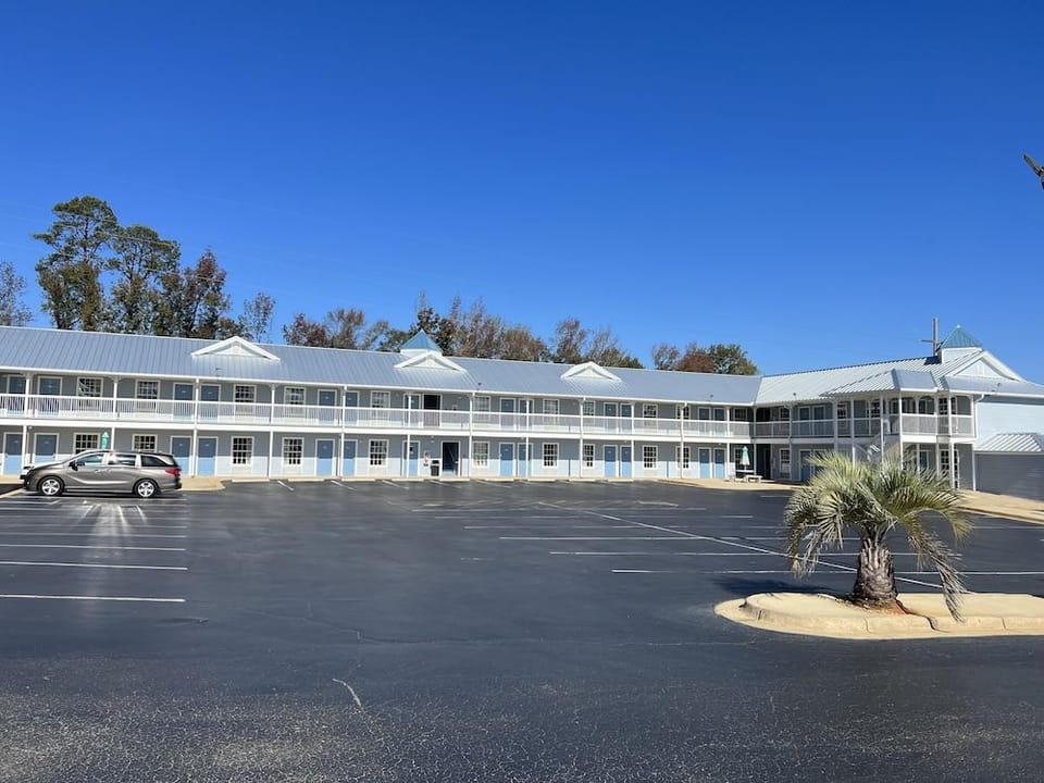 Key West Inn - Millbrook Hotel in Millbrook