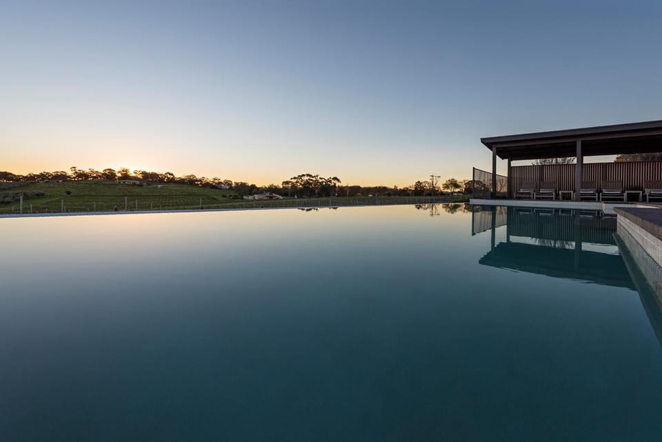 Swimming pool [outdoor]