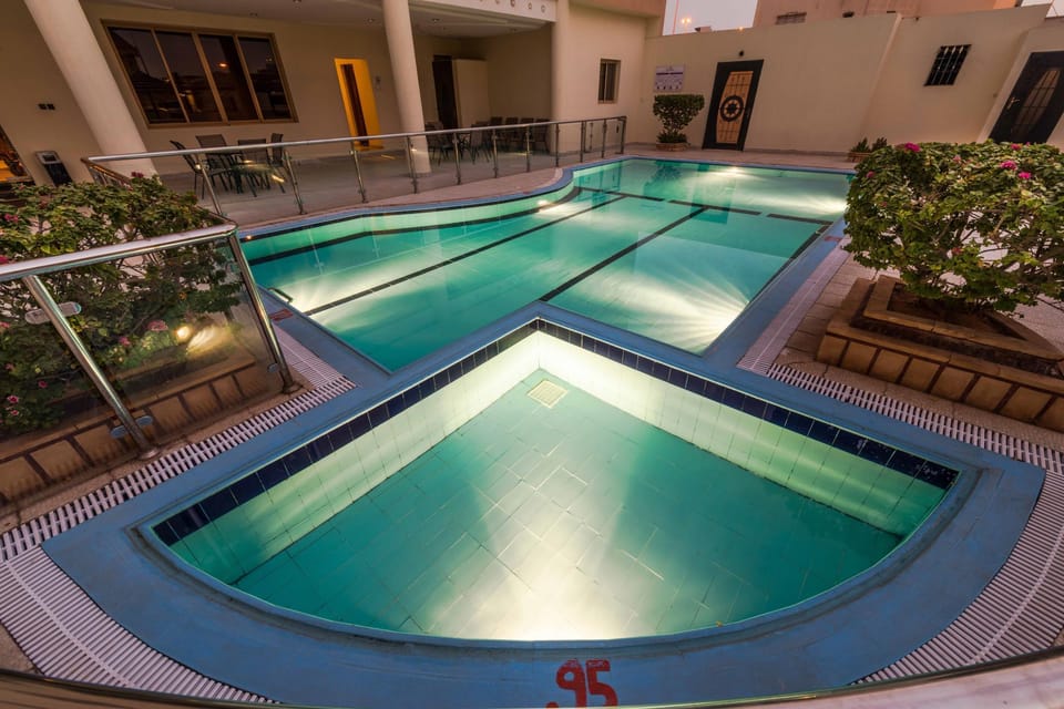 Swimming pool [outdoor]