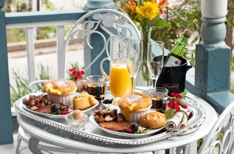 Cliff Cottage Inn, Downtown Bed & Breakfast Hotel in Eureka Springs