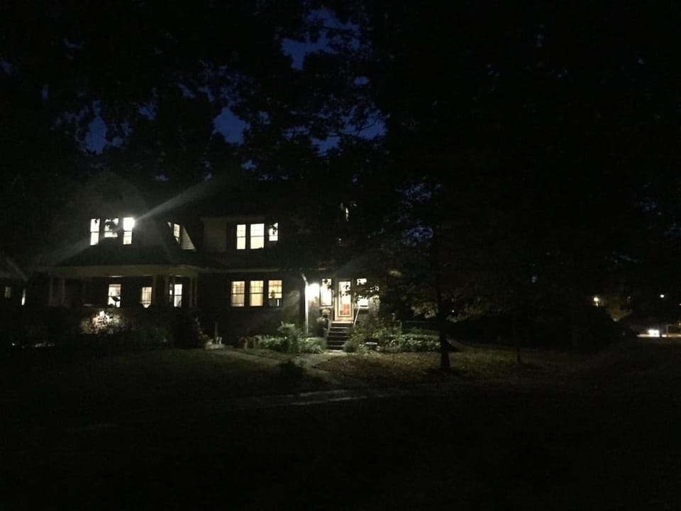 Jarvis Edgewater Park & Beach 5Bd Villa Hotel in Cleveland Heights