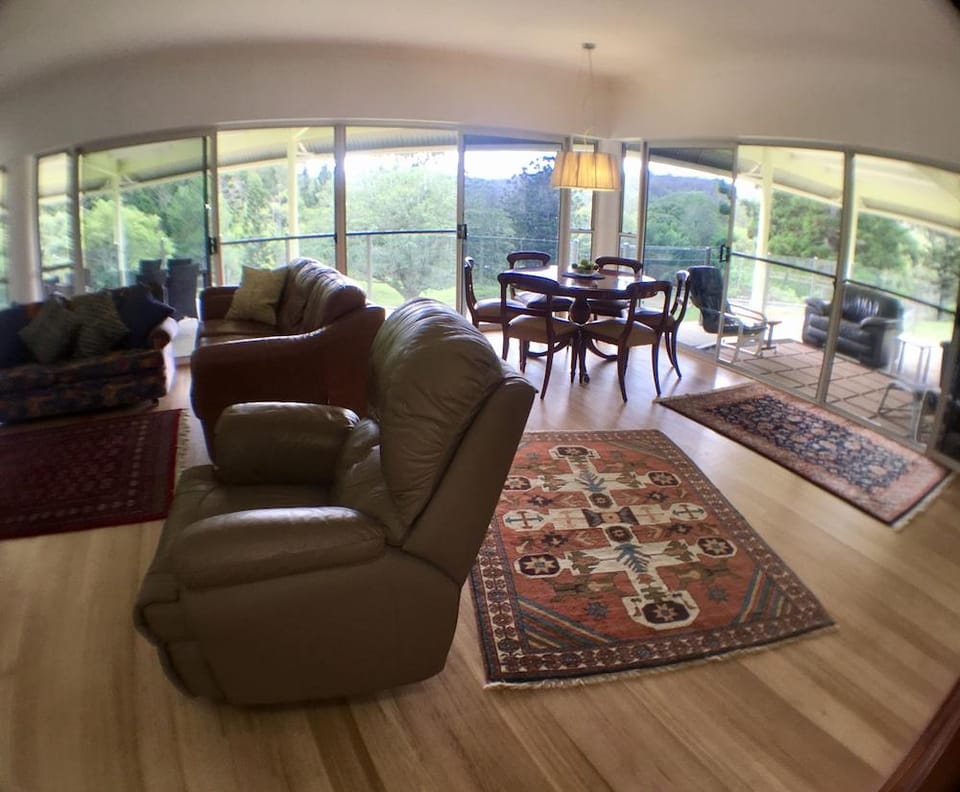 Ingleside Stud Farm Hotel in Currumbin Valley