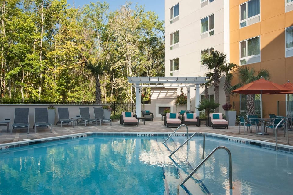 Swimming pool [outdoor]