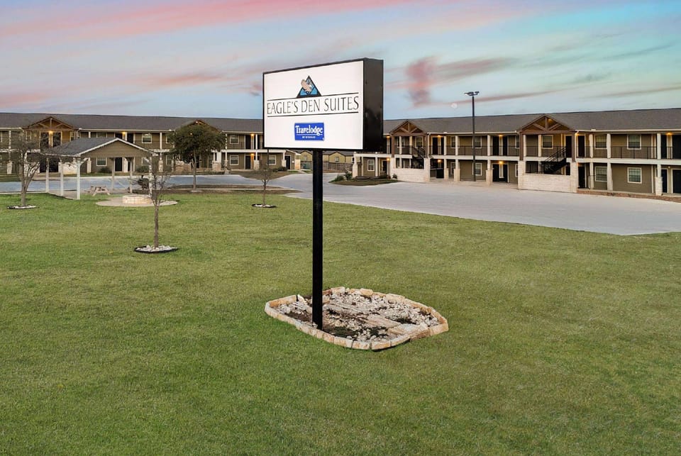 Eagle's Den Suites Cotulla a Travelodge by Wyndham Hotel in Cotulla