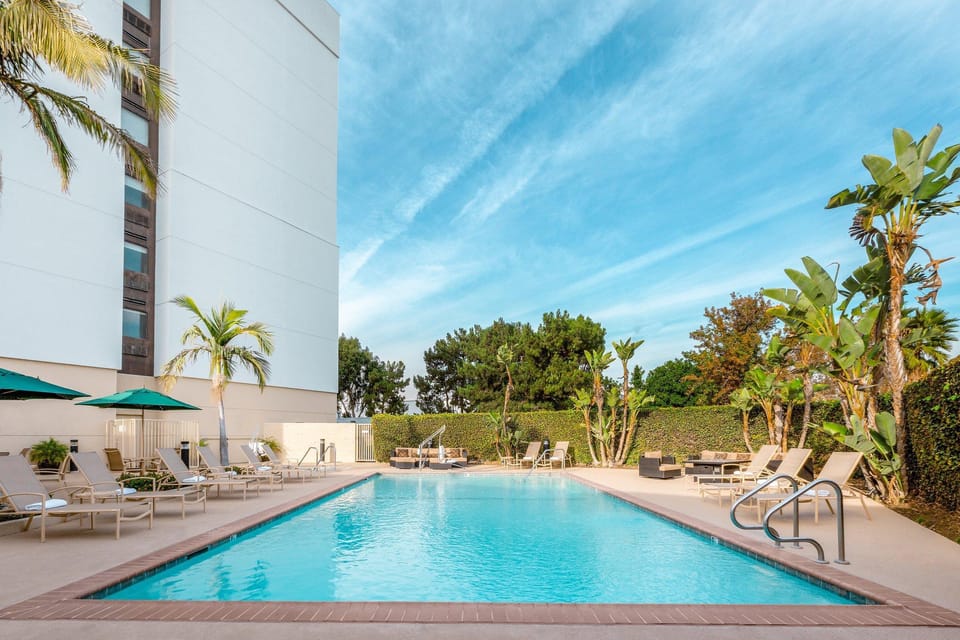 Swimming pool [outdoor]