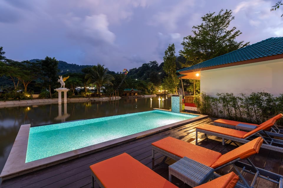 Swimming pool [outdoor]