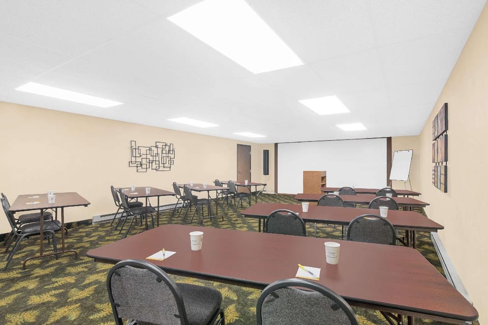 Days Inn by Wyndham Wall Hotel in Pennington County