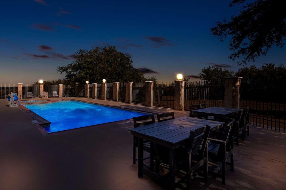 Roanoke Suites Hotel in Fort Worth