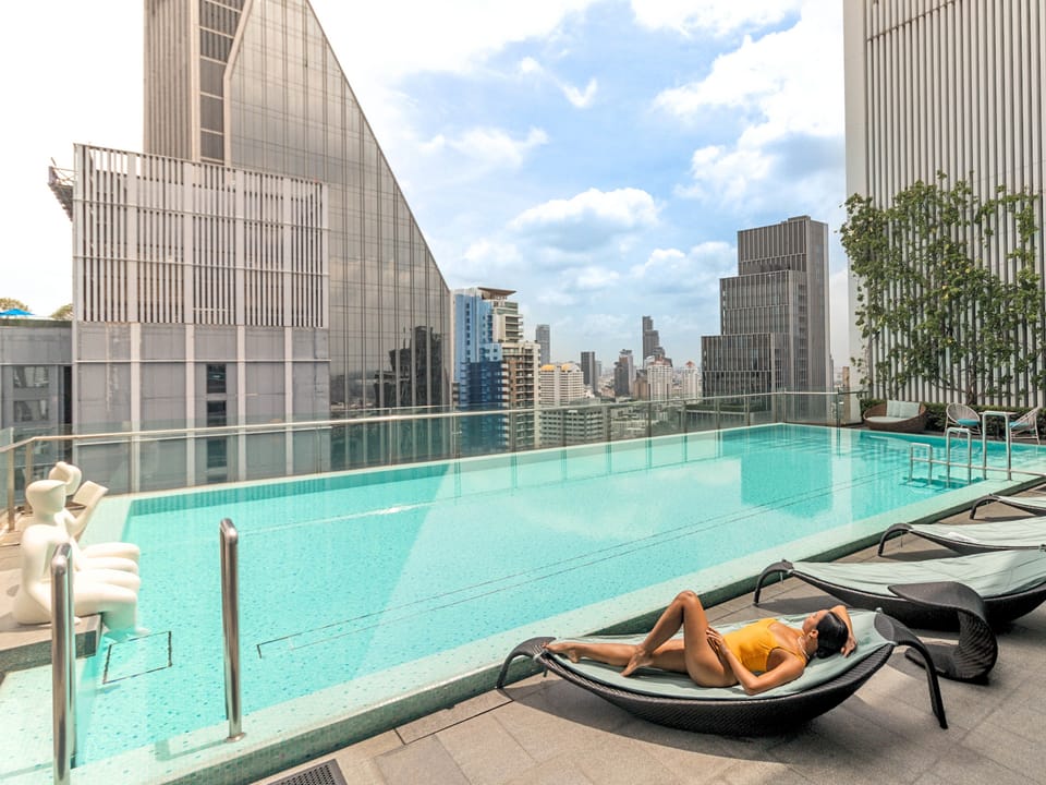 Swimming pool [outdoor]