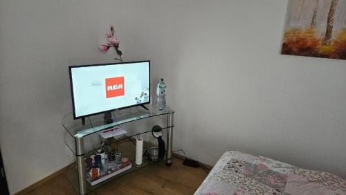 Ferienzimmer bei Thomas - Gemutliches Schlaf- und Wohnzimmer mit modernem Bad Hotel in Ulm
