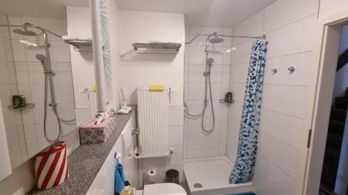 Ferienzimmer bei Thomas - Gemutliches Schlaf- und Wohnzimmer mit modernem Bad Hotel in Ulm