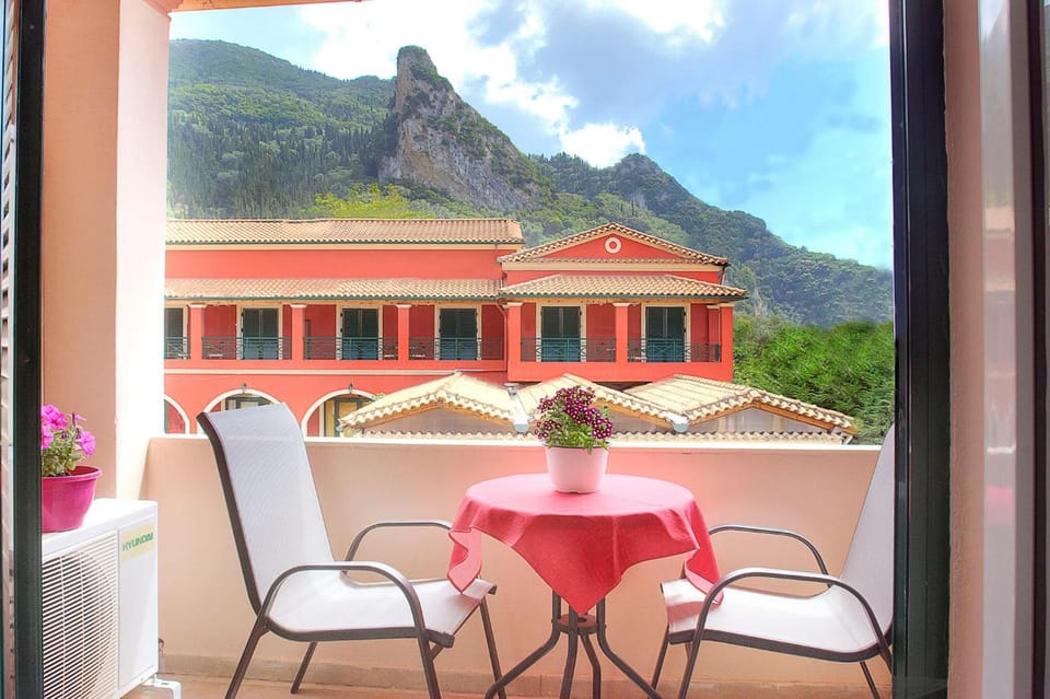 Delphi Hotel in Saint Gordios beach