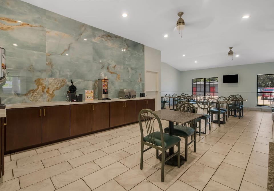 Econo Lodge Inn & Suites Fulton - Rockport Hotel in Fulton