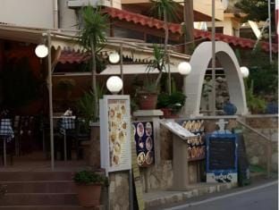 Romeos Studios Hotel in Agia Marina