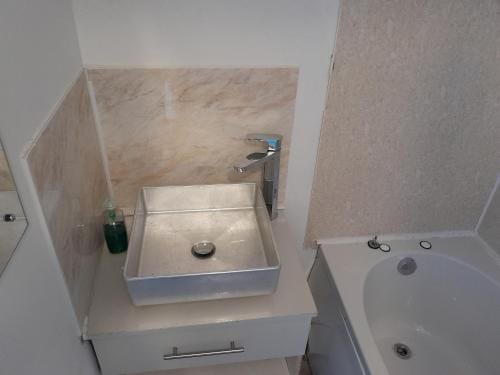 Budget Loft room, Shared guest house by University R10 Hotel in Wales
