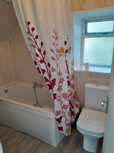 Budget Loft room, Shared guest house by University R10 Hotel in Wales