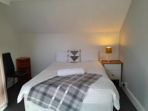 Budget Loft room, Shared guest house by University R10 Hotel in Wales