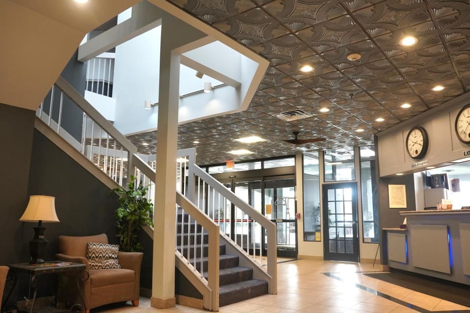 American Inn & Suites Hotel in Waterford Township