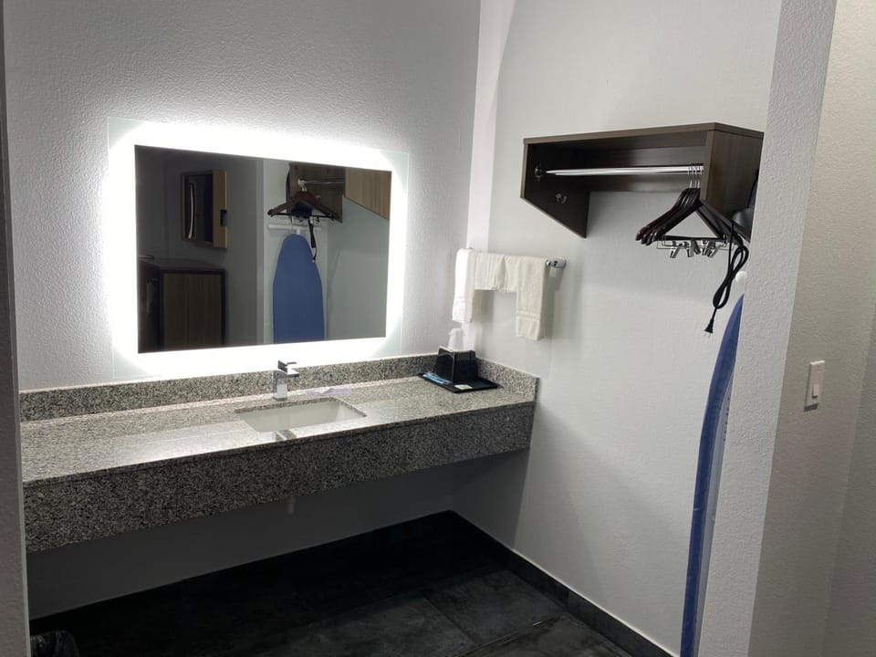 Palace Inn Crosby Hotel in Harris County