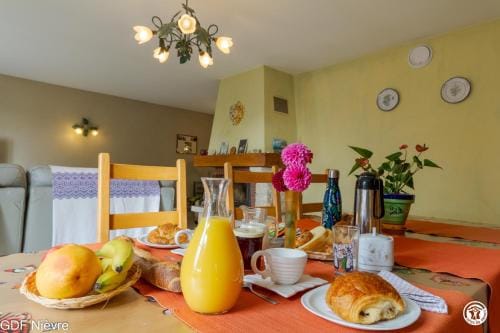 Les Volets Bleus Hotel in Bourgogne-Franche-Comté