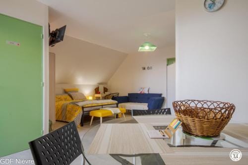 Les Volets Bleus Hotel in Bourgogne-Franche-Comté