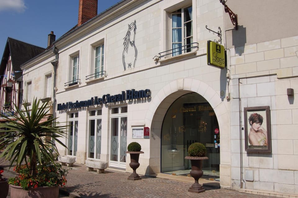 Logis Hotel Restaurant Le Cheval Blanc Hotel in Centre-Val de Loire
