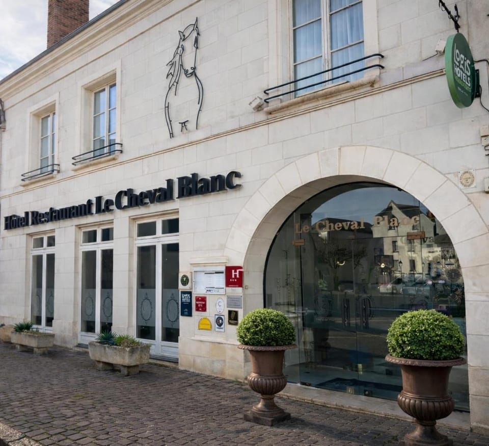 Logis Hotel Le Cheval Blanc Hotel in Centre-Val de Loire