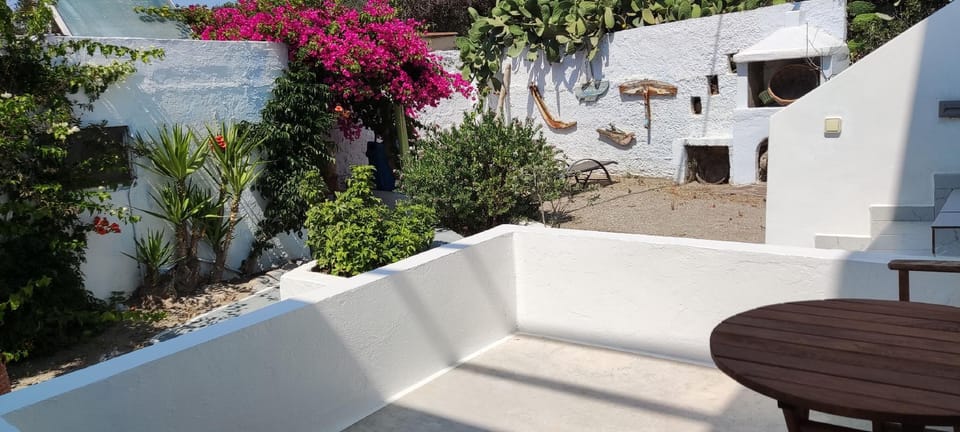 Pente Elies Milos Hotel in Pollonia
