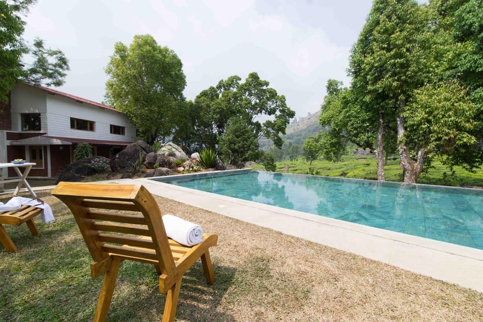 Swimming pool [outdoor]