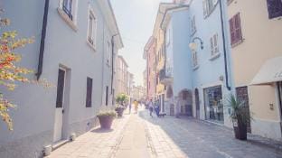 Old Town Alley - Italian Homing Hotel in Desenzano del Garda