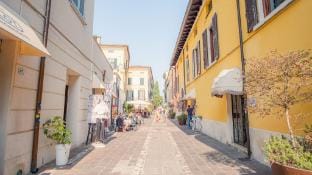 Old Town Alley - Italian Homing Hotel in Desenzano del Garda