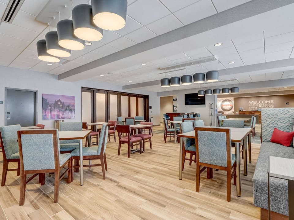 Hampton Inn and Suites by Hilton Cincinnati Midtown Rookwood Hotel in Cincinnati