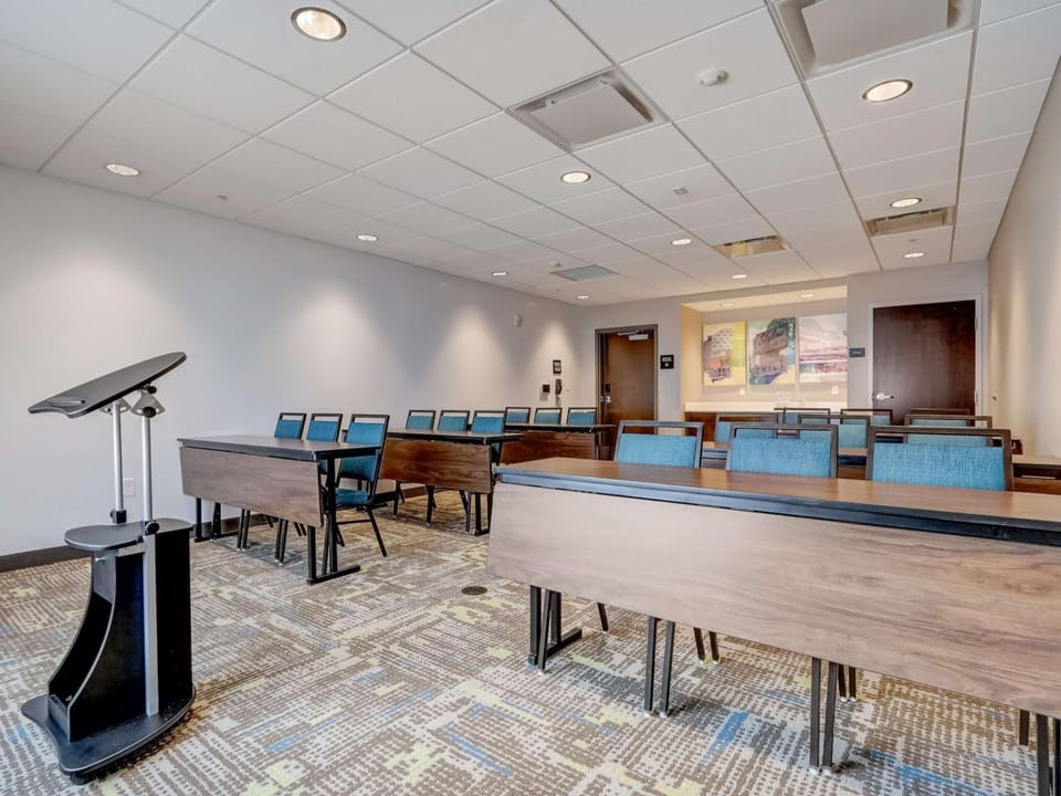 Hampton Inn and Suites by Hilton Cincinnati Midtown Rookwood Hotel in Cincinnati
