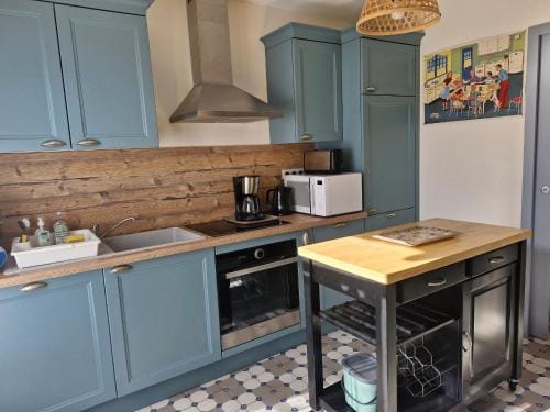 Gite Grand Capacite avec Parking et Animaux Admis - FR-1-590-370 Hotel in Centre-Val de Loire